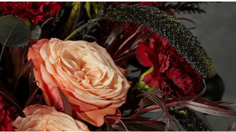 Halloween flowers dark moody colors roses carnations. Floral workshop.